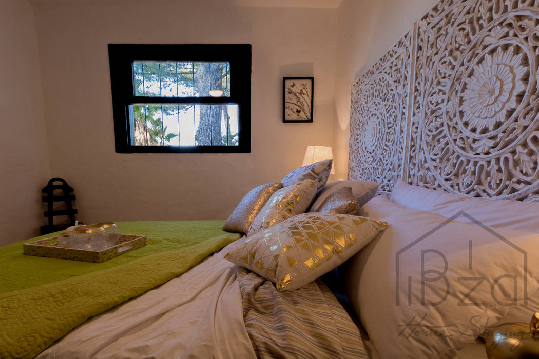 Preparando una casa vacacional, ROX & IRE IBIZA SL ROX & IRE IBIZA SL Kamar Tidur Gaya Mediteran Beds & headboards