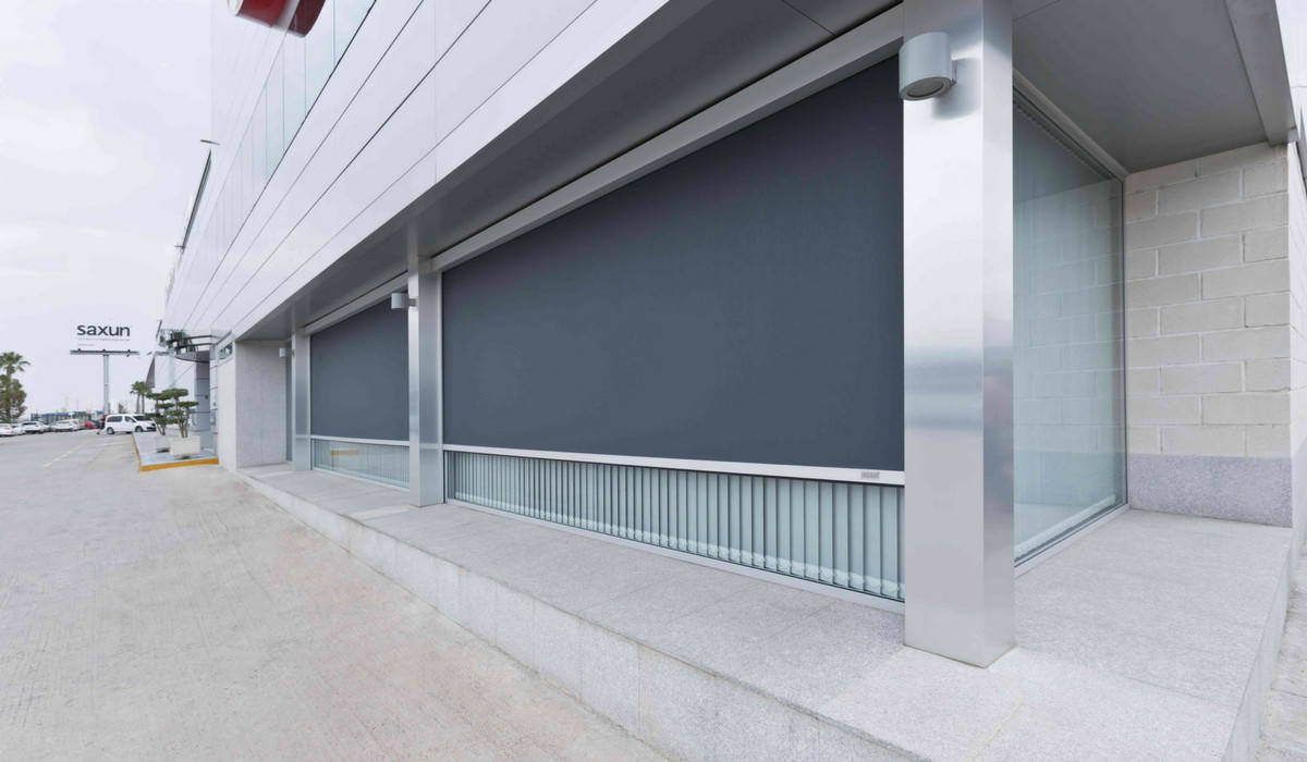 Wind Screens instalados en oficina vanguardista, Saxun Saxun Shutters