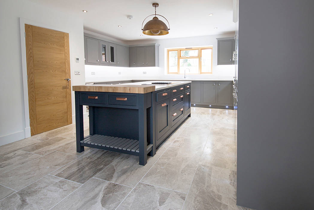 Luxury Kitchen: Silver Cloud Limestone, Quorn Stone Quorn Stone Modern kitchen Limestone