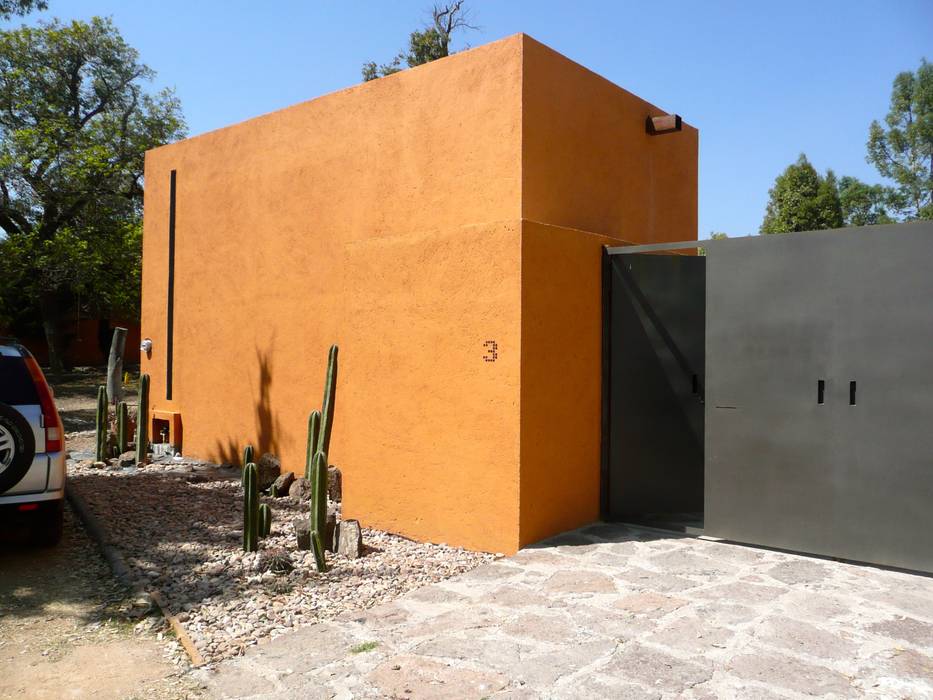 Fachada sobria, sin ventanas ni adornos Alberto M. Saavedra Casas eclécticas Piedra
