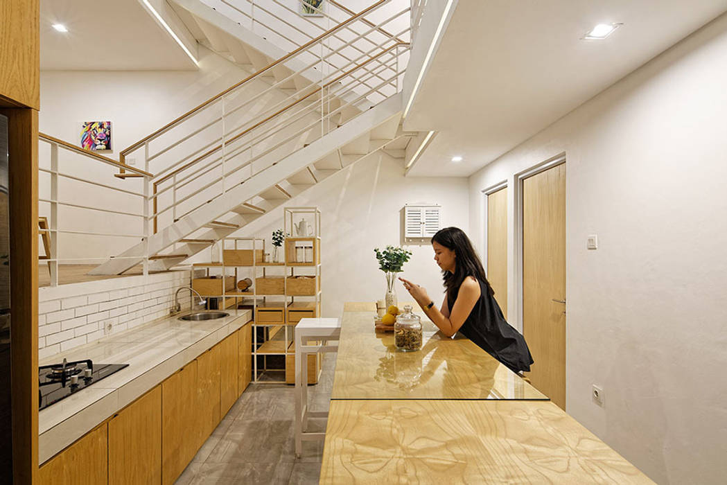Không gian phía dưới là bếp và phòng ăn có thiết kế mở rộng rãi. Công ty TNHH TK XD Song Phát Phòng ăn phong cách châu Á Đồng / Đồng / Đồng thau