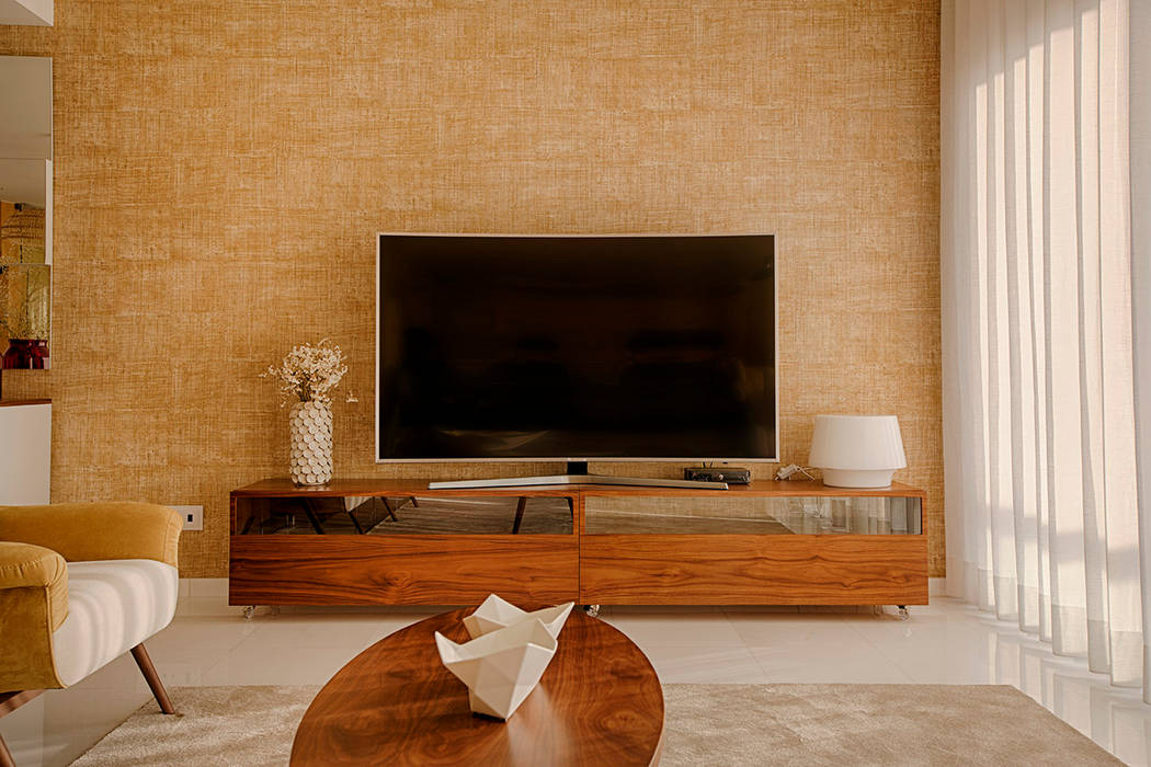 Sala - TV - Apartamento T2 em Cascais - SHI Studio Interior Design ShiStudio Interior Design Salas de estar escandinavas televisao,tv,sala estar,shistudio,shi studio,sheila moura azevedo,decoração,candeeiro,interior design,tons quentes,cascais,lisboa,Acessórios e Decoração