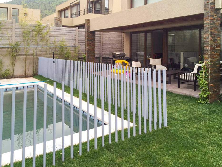 Piscina terminada con reja de proteccion para niños homify Piscinas de jardín Concreto reforzado