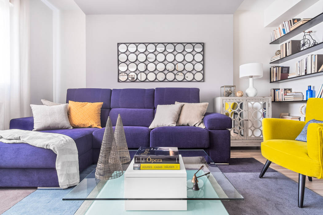 Reforma y Amueblamiento en vivienda piso en Tres Cantos homify Salones de estilo ecléctico Amueblamiento, mobiliario, decoración, sofá, chaiselongue, butaca, azul, amarillo, mostaza, aparador, espejo, cristal, lámpara auxiliar, blanco, gris, alfombra, falso techo