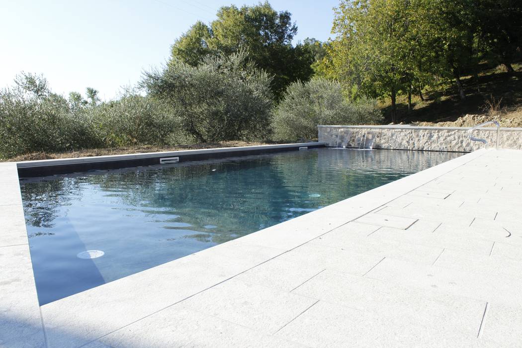 Una casa immersa nel verde con una stupenda piscina ., Aquazzura Piscine Aquazzura Piscine Piscinas de jardín