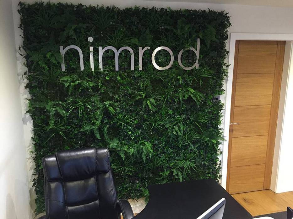 decorating your office reception with Hedged In instant artificial green wall Hedged In Ltd Paredes y pisos de estilo rural green wall