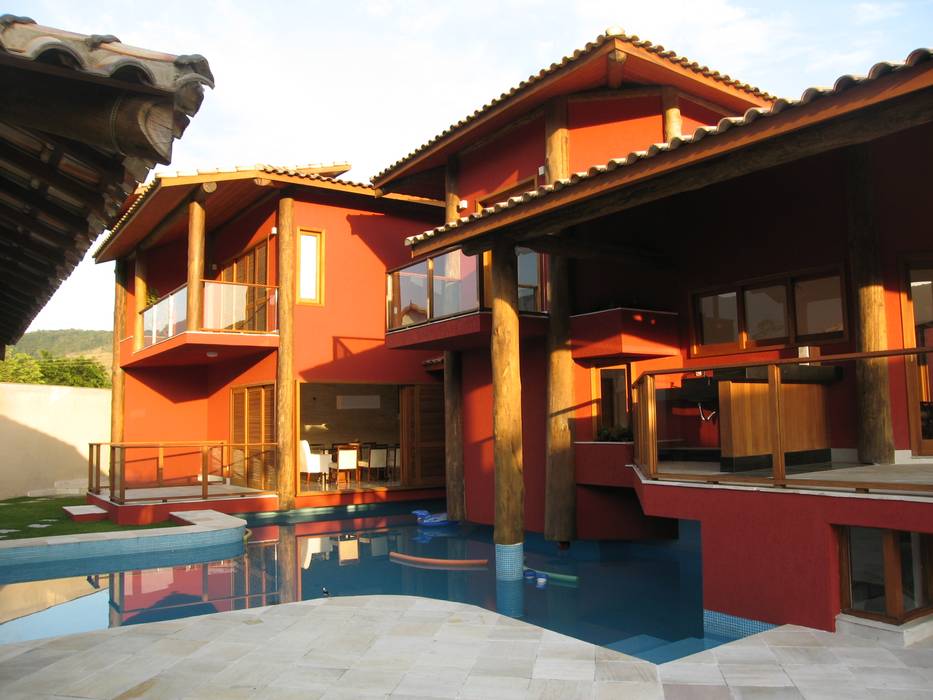 Fachada da área da Piscina Maria Dulce arquitetura Casas tropicais Madeira maciça Multi colorido piscina,residencia,area de lazer,fachada,eucalipto,varanda