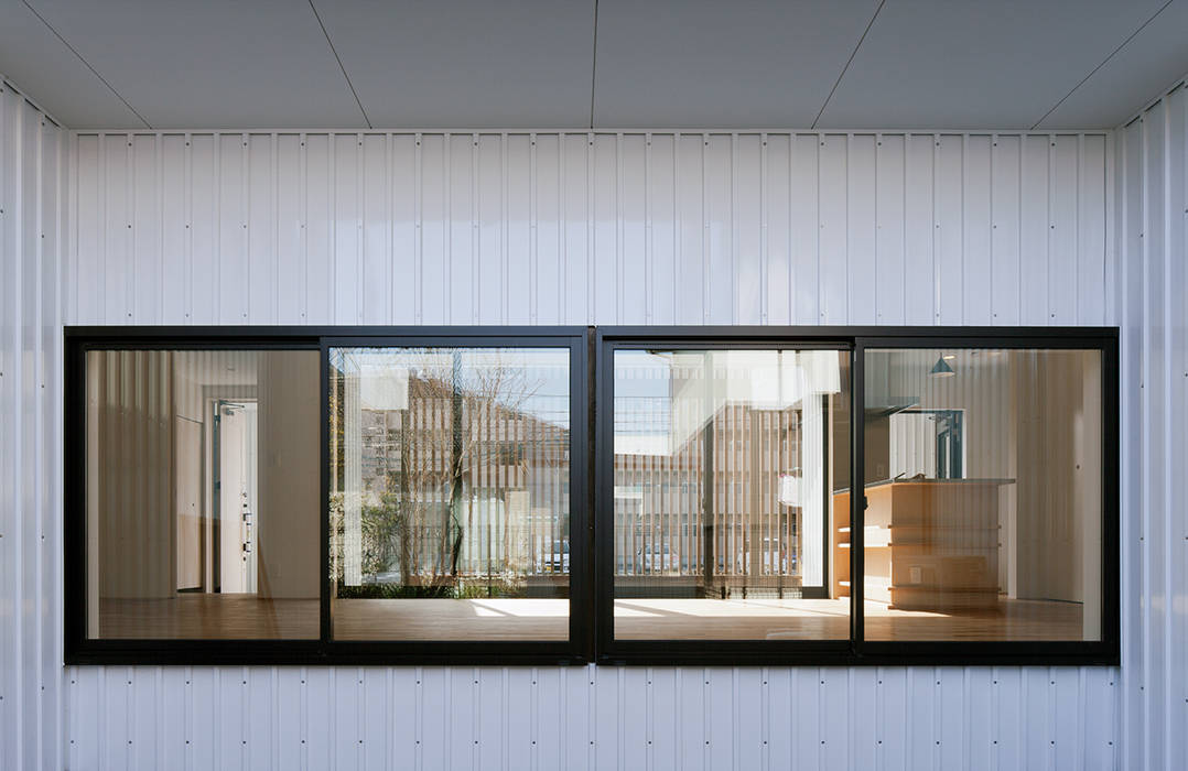 House-Mrn, 伊藤憲吾建築設計事務所 伊藤憲吾建築設計事務所 uPVC windows Glass