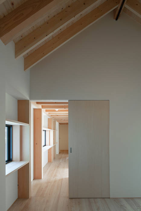 House-Mrn, 伊藤憲吾建築設計事務所 伊藤憲吾建築設計事務所 Modern corridor, hallway & stairs Wood Wood effect