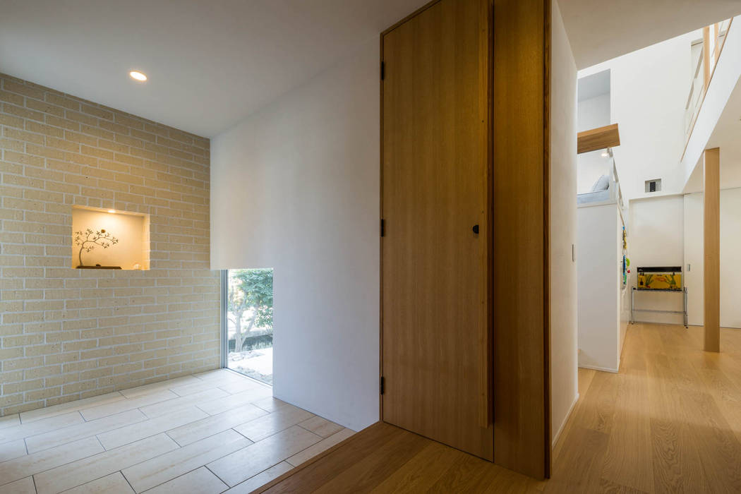 桜と暮らす家 Kenji Yanagawa Architect and Associates モダンスタイルの 玄関&廊下&階段 木 木目調