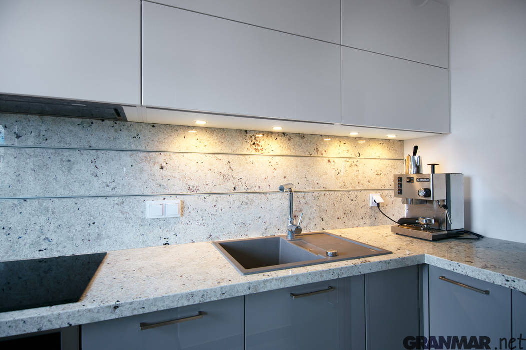 Blat kuchenny z granitu Colonial White, GRANMAR Borowa Góra - granit, marmur, konglomerat kwarcowy GRANMAR Borowa Góra - granit, marmur, konglomerat kwarcowy Modern kitchen Granite