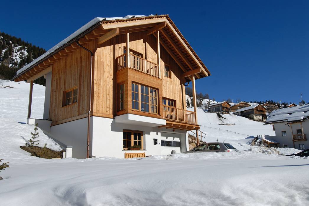 Una casa da montagna in Trentino, Woodbau Srl Woodbau Srl Maisons préfabriquées Bois Effet bois