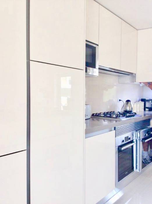 Remodelação de moradia em Obidos , Elite De Elogios Elite De Elogios Modern Kitchen Wood-Plastic Composite Cabinets & shelves