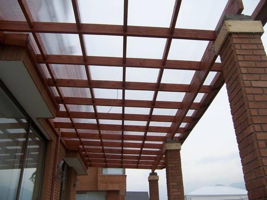 Pergola modelo reticula homify Balcones y terrazas clásicos Madera maciza Multicolor