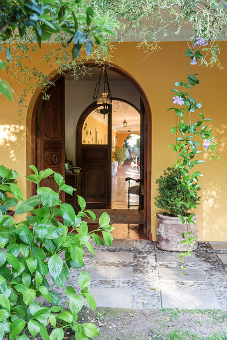 ​Elegante Casa Chilena · Casa Patronal Fundo San Juan, San Felipe, Chile., Francisco Vicuña Balaresque Francisco Vicuña Balaresque Colonial style doors Wood Wood effect