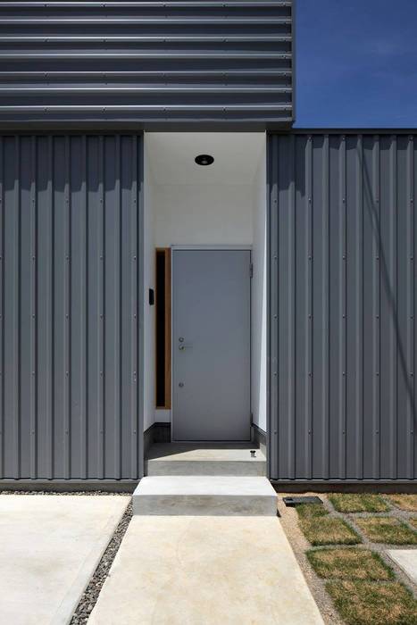 House-H, 伊藤憲吾建築設計事務所 伊藤憲吾建築設計事務所 Modern corridor, hallway & stairs Metal