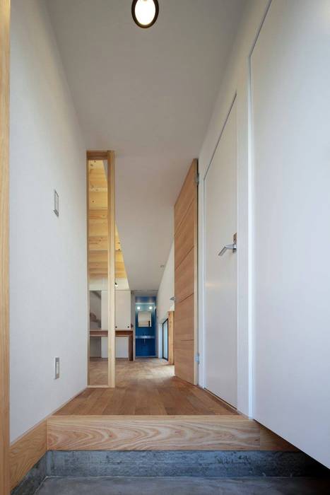 House-H, 伊藤憲吾建築設計事務所 伊藤憲吾建築設計事務所 Modern corridor, hallway & stairs Wood Wood effect