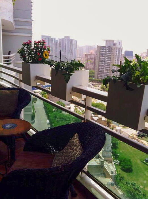 Balcony Garden in DLF 5, Gurugram, Grecor Grecor Suelos