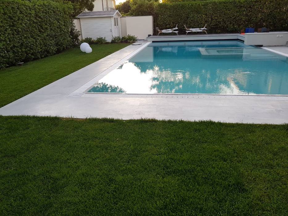 Villa – esterno piscina: giardino con piscina in stile di covermax ... Giardini con piscina foto
