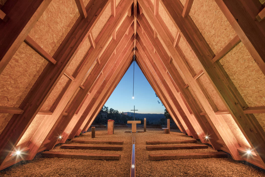 Capela de Nossa Senhora de Fátima, Plano Humano Arquitectos Plano Humano Arquitectos Gable roof Solid Wood Multicolored