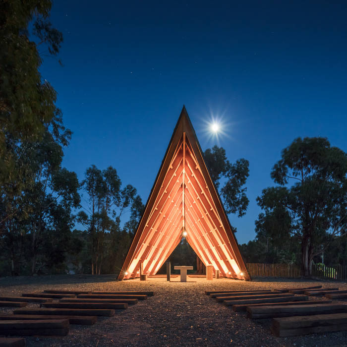 Capela de Nossa Senhora de Fátima, Plano Humano Arquitectos Plano Humano Arquitectos سقف جمالون خشب Wood effect