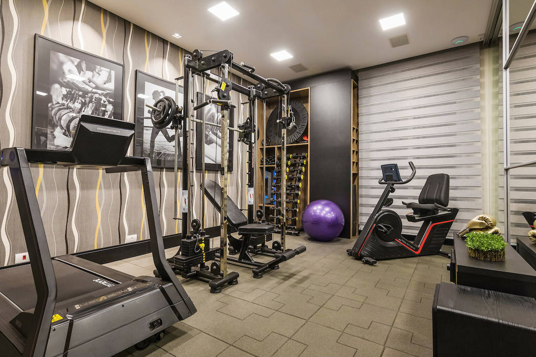 Residência Renaiscense, TRÍADE ARQUITETURA TRÍADE ARQUITETURA Modern gym Rubber