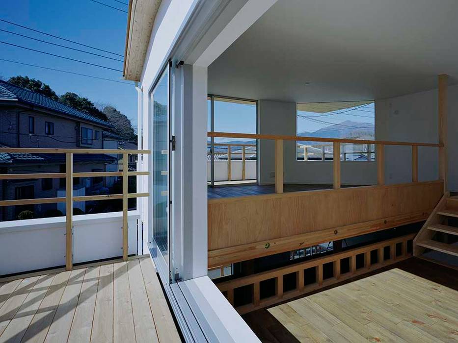 毛利台の家, 前田工務店 前田工務店 Balcone, Veranda & Terrazza in stile asiatico Legno Effetto legno