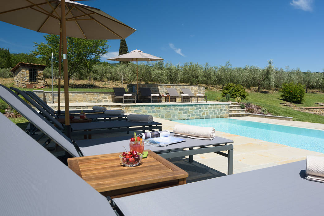 Realizzazione di piscina privata, MAURRI + PALAI architetti MAURRI + PALAI architetti Piscina a sfioro Pietra piscina,casa colonica,toscana,pietra,rivestimento