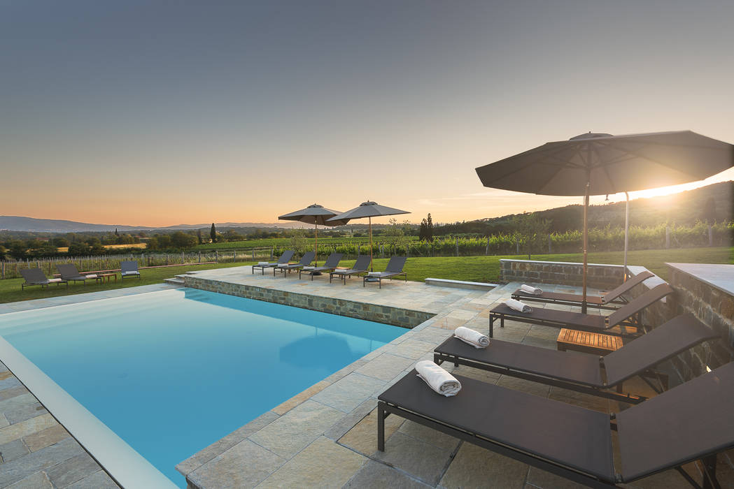 Realizzazione di piscina privata, MAURRI + PALAI architetti MAURRI + PALAI architetti Piscina a sfioro Pietra piscina,casa colonica,toscana,pietra,rivestimento