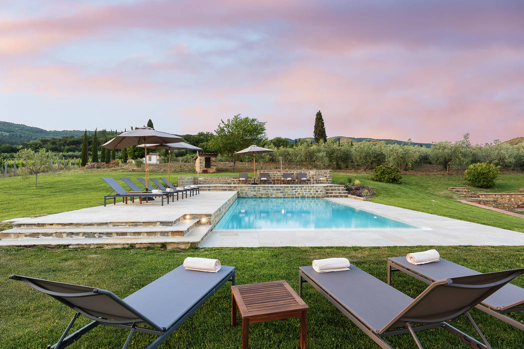 Realizzazione di piscina privata, MAURRI + PALAI architetti MAURRI + PALAI architetti Piscina a sfioro Pietra piscina,casa colonica,toscana,pietra,rivestimento