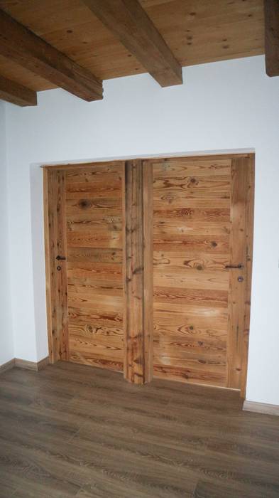 PORTE IN LEGNO DI RECUPERO, RI-NOVO RI-NOVO Puertas estilo rústico Madera Acabado en madera Puertas