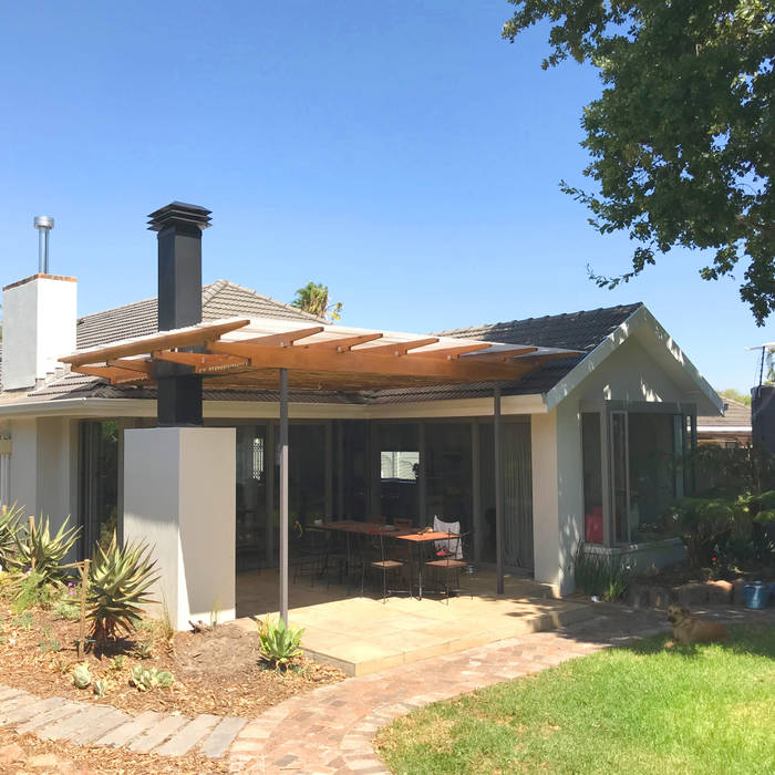 Small living area & stoep renovation to a 60's house in Cape Town, Till Manecke:Architect Till Manecke:Architect Hiên, sân thượng phong cách Bắc Âu