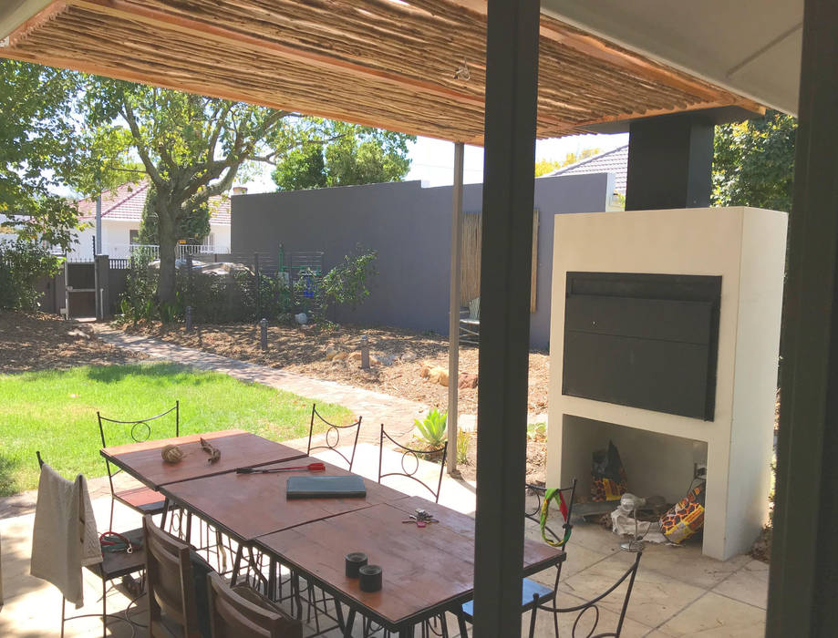 Small living area & stoep renovation to a 60's house in Cape Town, Till Manecke:Architect Till Manecke:Architect Hiên, sân thượng phong cách Bắc Âu