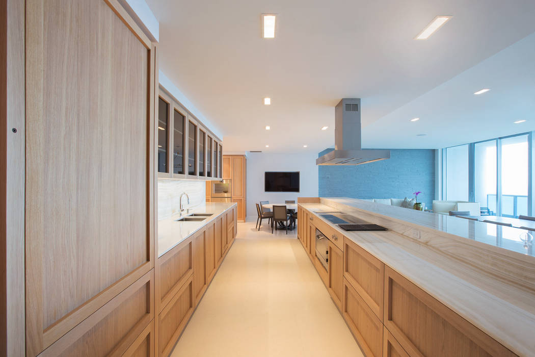 Miami South Beach | Kitchen GD Arredamenti Built-in kitchens ٹھوس لکڑی Multicolored GeD cucine,GD cucine,GD Arredamenti,kitchen worktop,extractor hood,glass facade,wood flooring,natural stone slab,kitchen sink,hob,kitchen island,cooking island