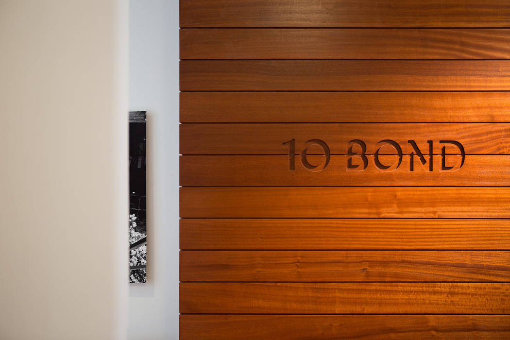 10 Bond Street | Boiserie GD Arredamenti Paredes y pisos de estilo mediterráneo Derivados de madera Transparente contract,GD Arredamenti,GeD cucine,GD cucine,boiserie,wooden shelf,wood shelf,wood exterior,wood panel wall