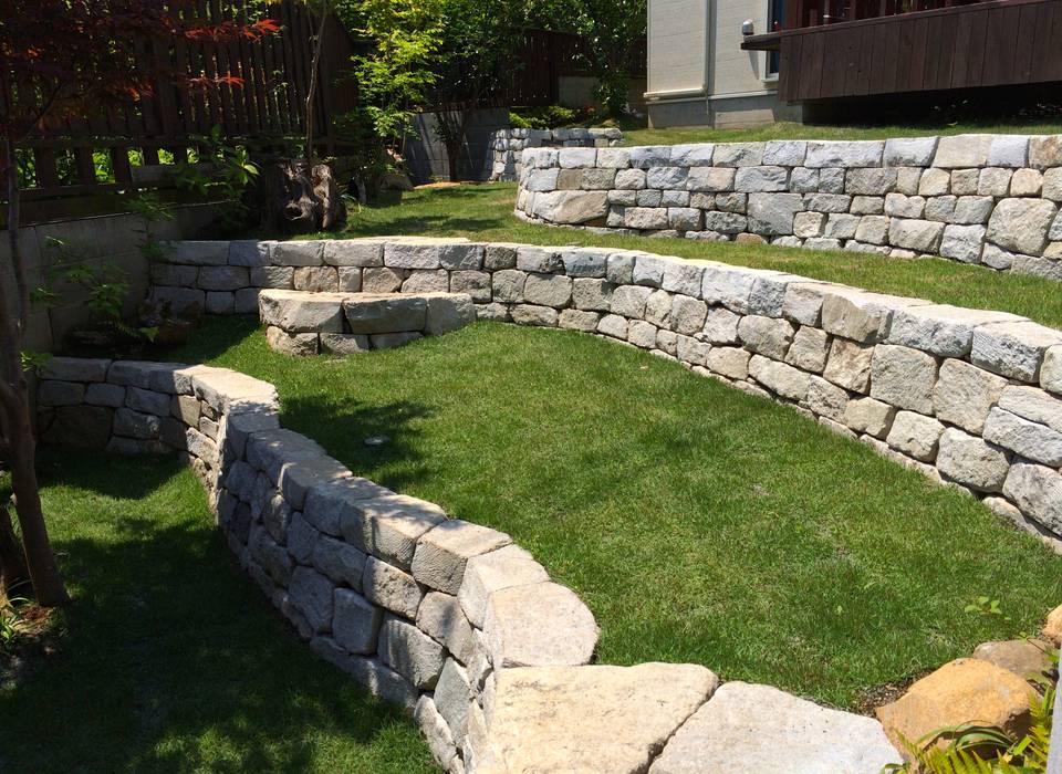 石積みの庭 庭や煌久 ロックガーデン 石 緑 Homify