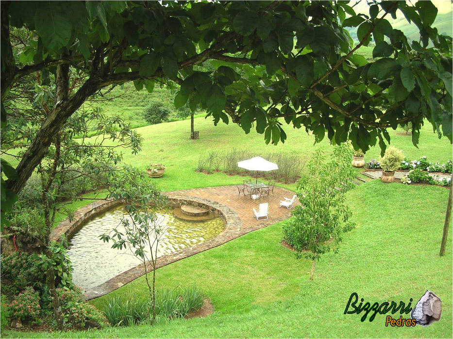 Construção de piscina natural com pedra natural, Bizzarri Pedras Bizzarri Pedras Piscinas de estilo tropical Piscinas