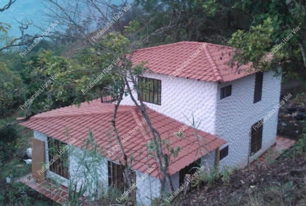 ​Casa de campo prefabricada de dos pisos con balcón Prefabricados Hacer Vivir Casas prefabricadas