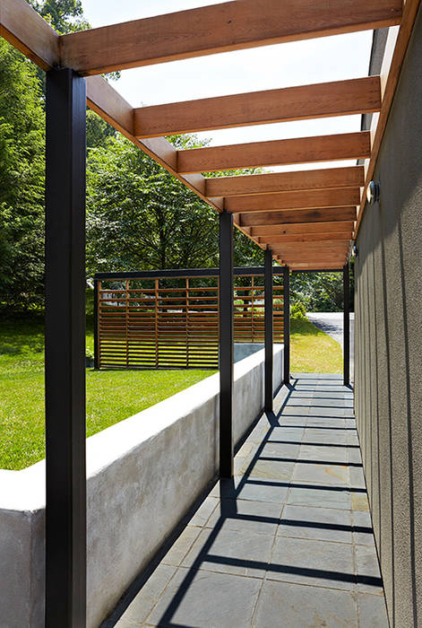 East Jefferson, KUBE architecture KUBE architecture Modern balcony, veranda & terrace