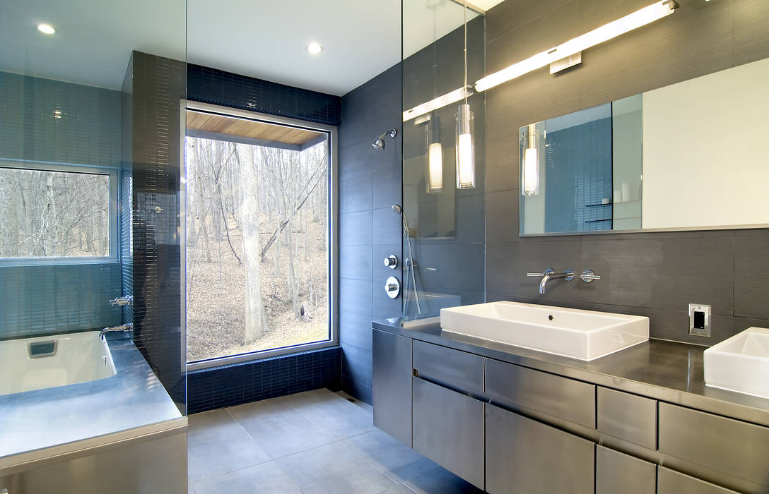 Forest House, KUBE architecture KUBE architecture Modern bathroom