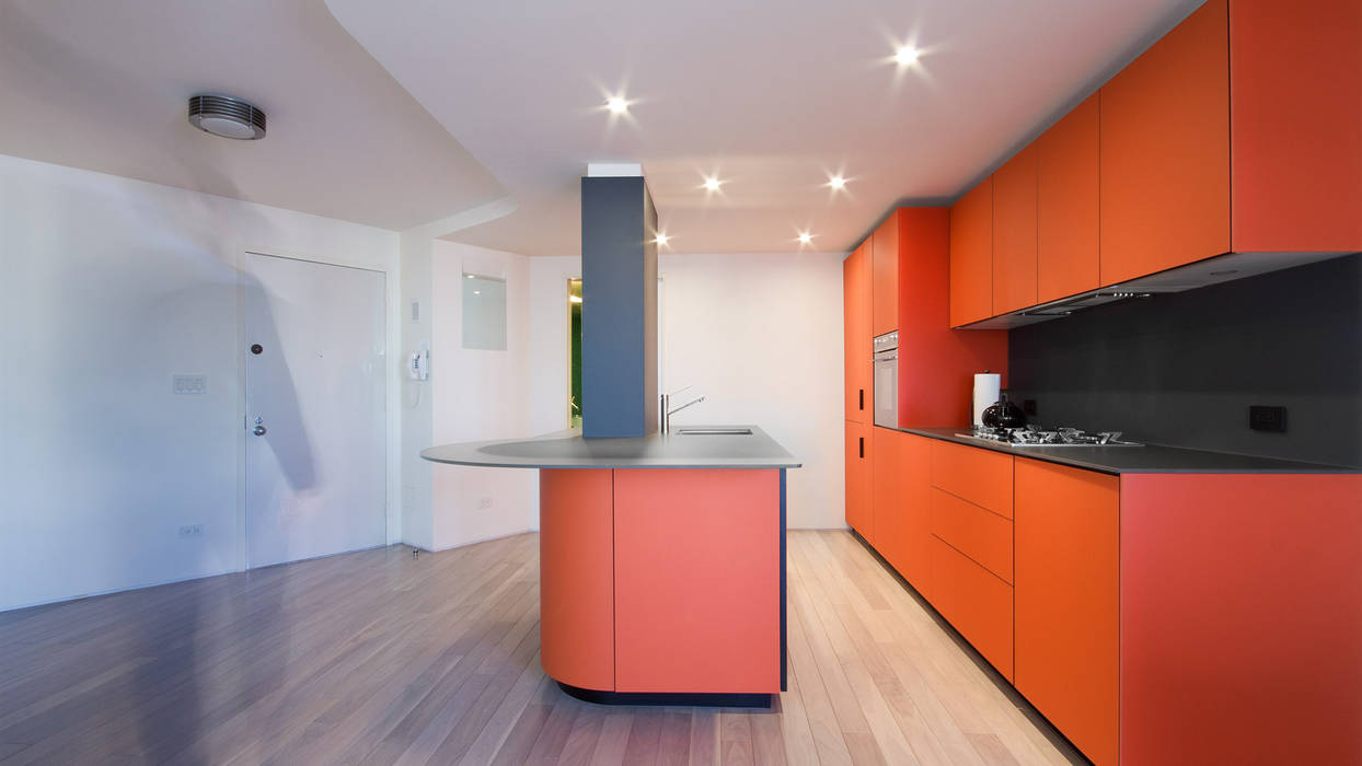 Pied-A-Terre | Kitchen GD Arredamenti Built-in kitchens گلاس GeD cucine,GD cucine,GD Arredamenti,kitchen island,cooking island,wood flooring,kitchen worktop,warm colours,bright colours,dark colours,stone column,white house