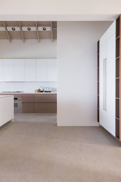 La Luna Estate | Kitchen GD Arredamenti Cocinas integrales GD Arredamenti,GeD cucine,GD cucine,contract,open space kitchen,kitchen cabinet,kitchen floor,beach house,white house,kitchen worktop,white kitchen,dark colours