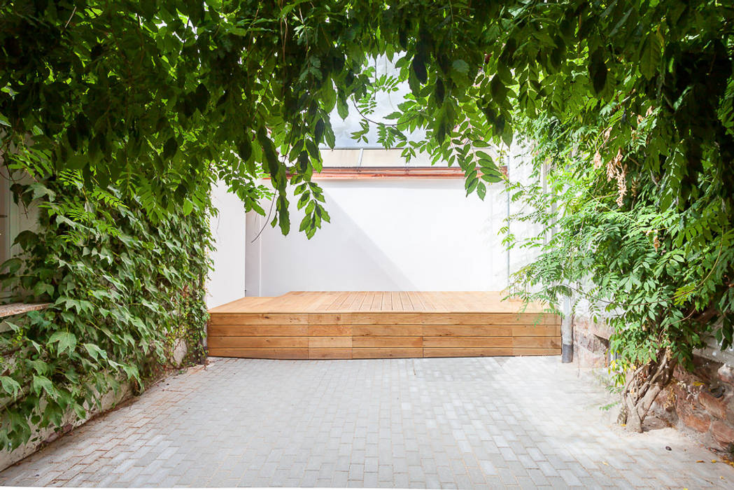Umbau und Kernsanierung eines Wohnhauses in Mannheim, Hage Architektur Hage Architektur Moderner Balkon, Veranda & Terrasse Eigentum,Anlage,Straßenbelag,Holz,Schatten,Gras,Gebäude,Fassade,Tönungen und Schattierungen,Landschaft