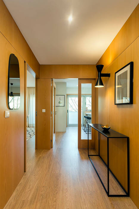 Apartamento T3 Matosinhos Sul, Tangerinas e Pêssegos - Design de Interiores & Decoração no Porto Tangerinas e Pêssegos - Design de Interiores & Decoração no Porto Modern corridor, hallway & stairs Wood Wood effect