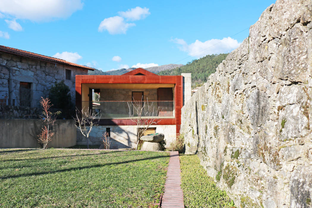 Casa no Gerês homify Moradias Ferro/Aço habitação,casa de campo,moradias,chalets,reabilitação,casa de férias