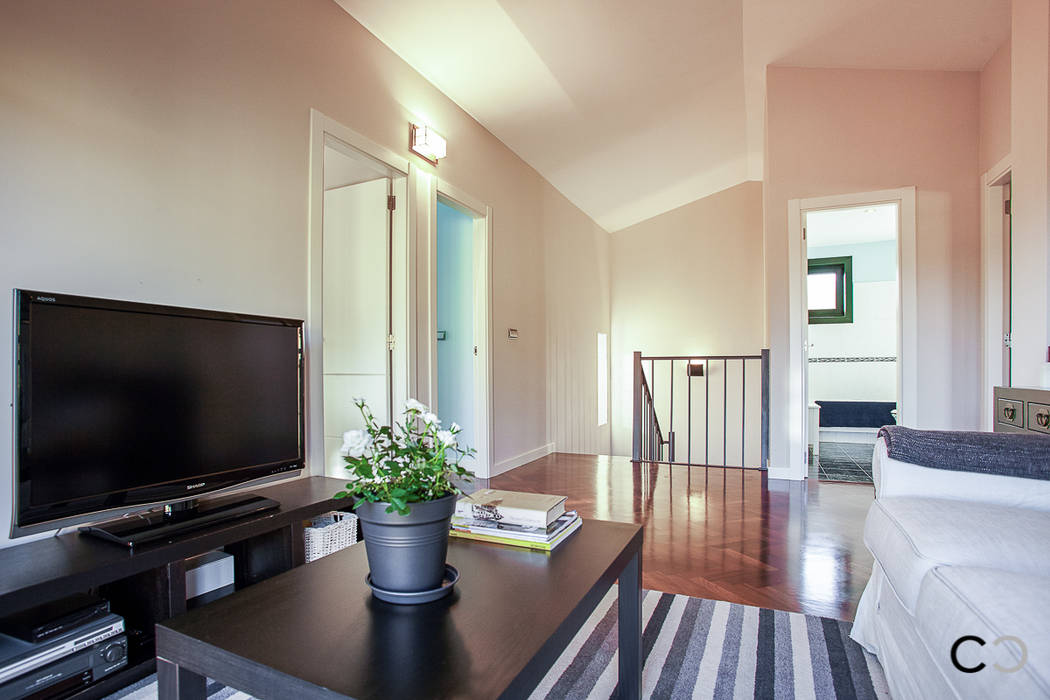 Sala de estar salas multimedia de estilo moderno de ccvo design and