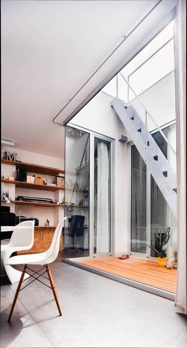 Corte interna manuarino architettura design comunicazione Giardino d'inverno minimalista Vetro tavolo da pranzo,vetrate,scala in ferro