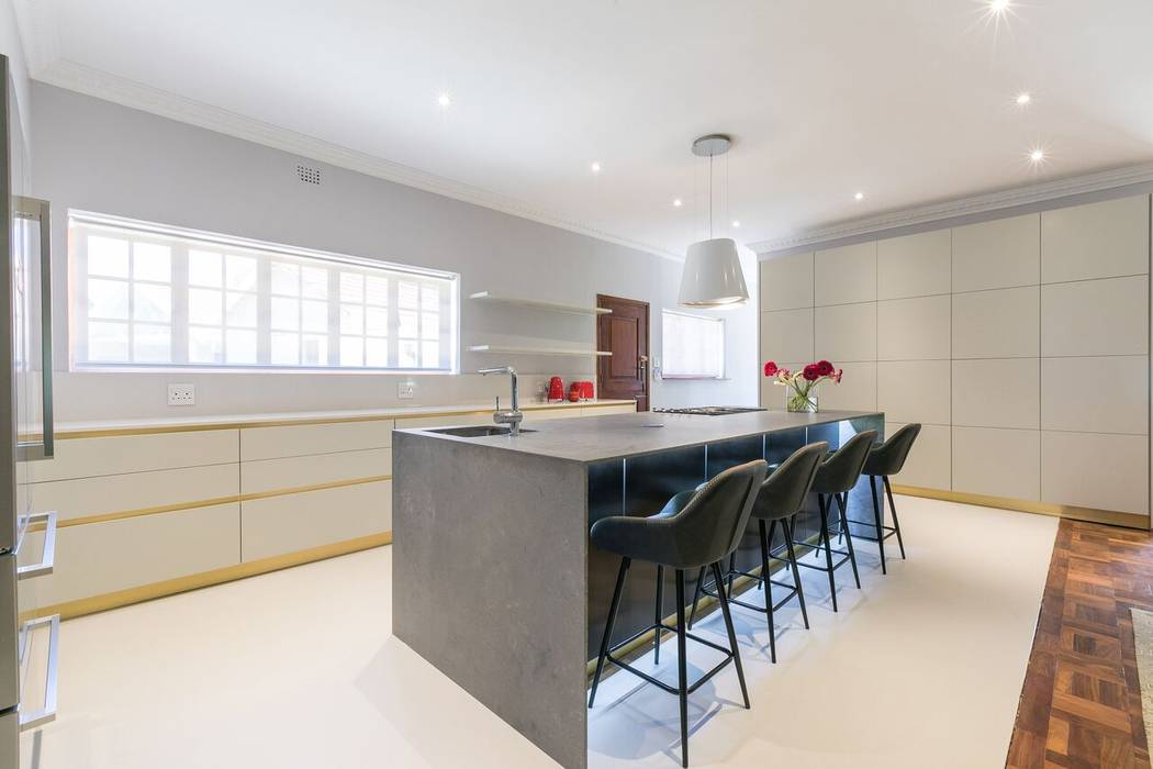 House Westminster, Oksijen Oksijen Kitchen units ceasarstone,engineered granite,grey counter,LED Lighting,LED strip,bar stools,oksijen,oksijen interiors,johannesburg,open space kitchen,brass kickplates