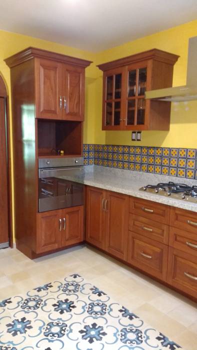 homify Cocinas equipadas Madera maciza Multicolor