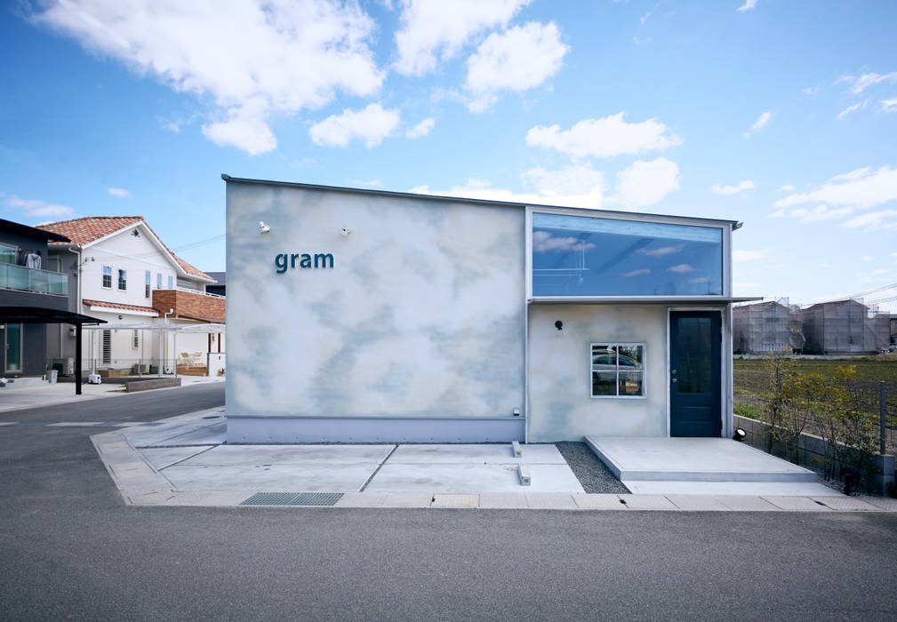 シャビィシックなフランスの古民家様住宅 建築設計事務所 KADeL クラシカルな 家 雲,空,建物,窓,植物,家,木,ドア,アスファルト,ガス